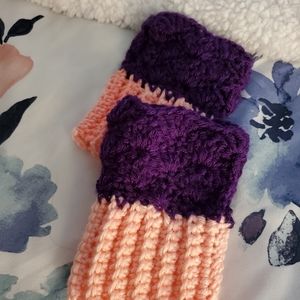 New fingerless gloves. Shell stitch details.